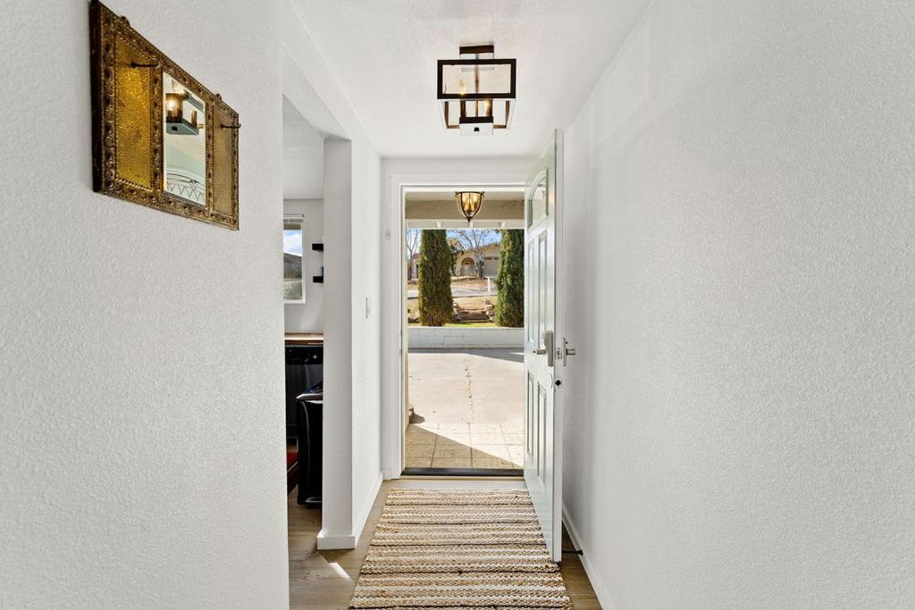 Cozy Stylish Home In The Heart Of Jt Village Joshua Tree Exterior photo