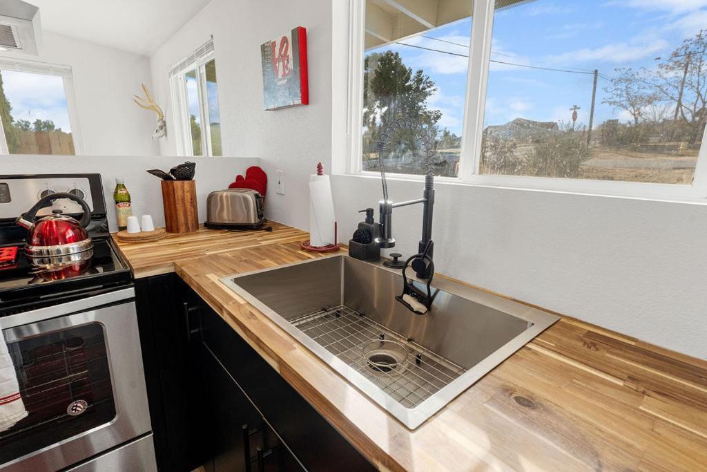 Cozy Stylish Home In The Heart Of Jt Village Joshua Tree Exterior photo