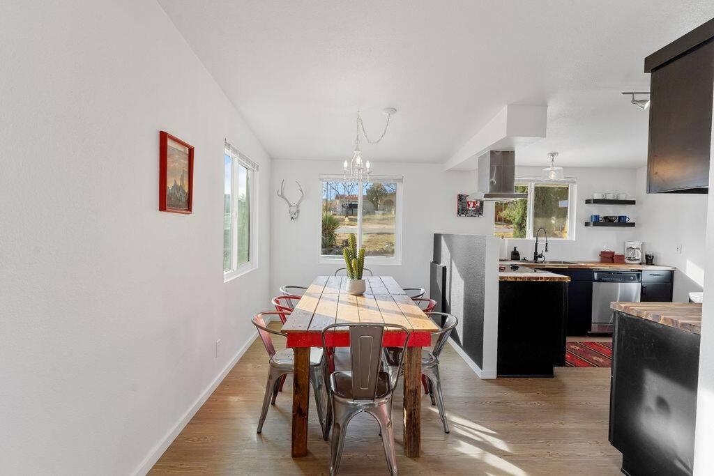 Cozy Stylish Home In The Heart Of Jt Village Joshua Tree Exterior photo